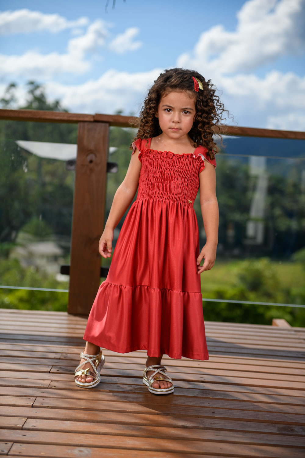 Menina com vestido vermelho